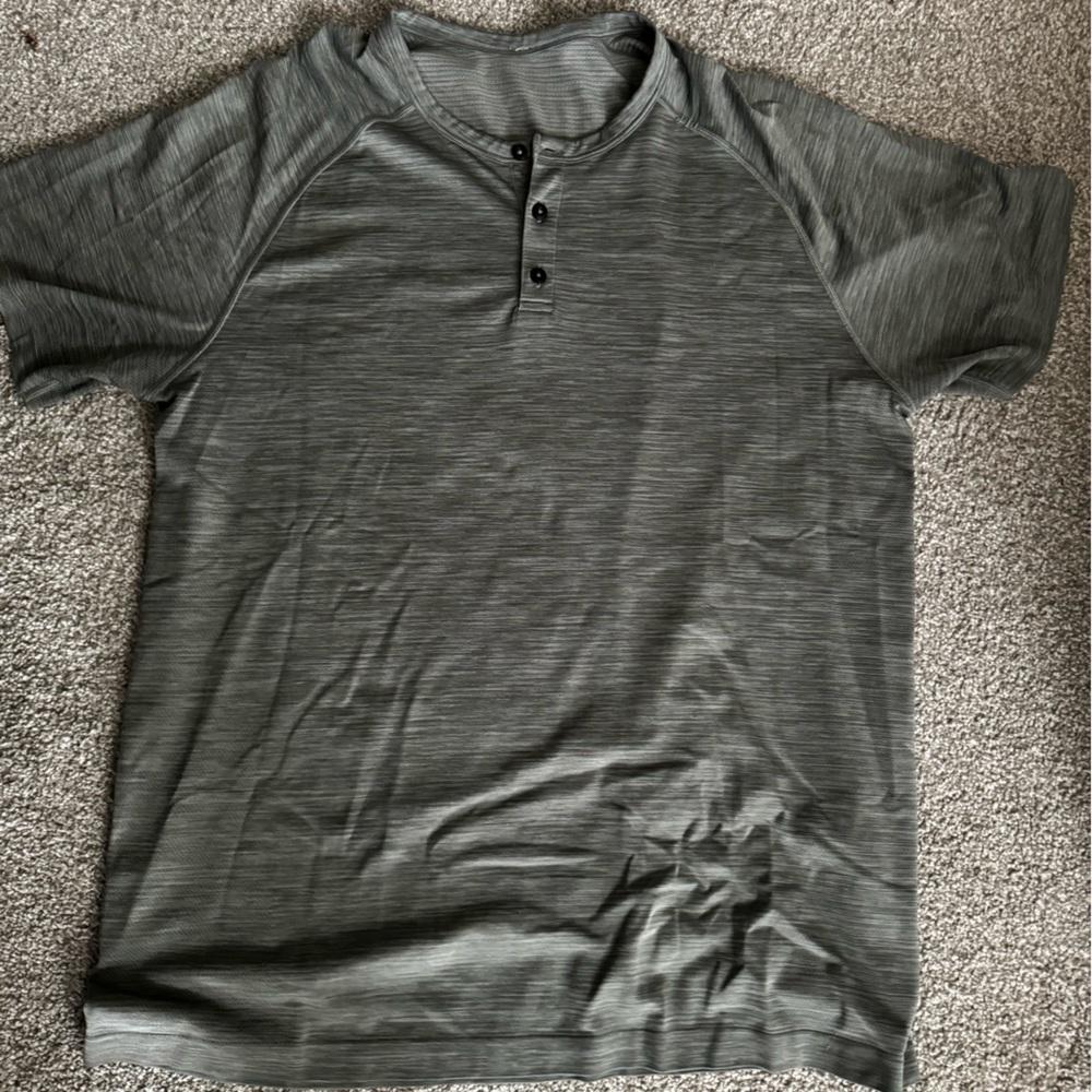 Men’s Lululemon Short Sleeve Shirt